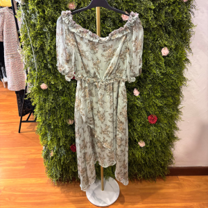 Abito Corto / Mini Dress Floreale in Chiffon Donna Vero Moda Verde Salvia con Scollo Bardot e Volant