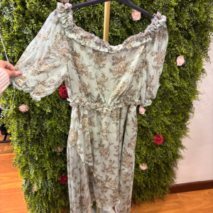Abito Corto / Mini Dress Floreale in Chiffon Donna Vero Moda Verde Salvia con Scollo Bardot e Volant
