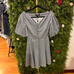 Abito Corto Donna Vero Moda in Fantasia Vichy Bianco e Nero con Scollo a V, Allacciatura Frontale e Maniche a Puffo