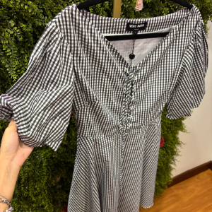 Abito Corto Donna Vero Moda in Fantasia Vichy Bianco e Nero con Scollo a V, Allacciatura Frontale e Maniche a Puffo