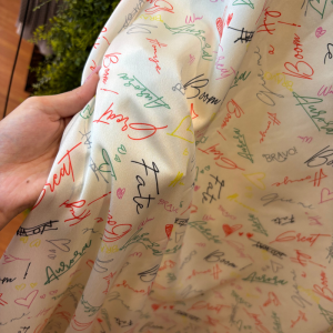 Gonna Midi Satinata Vero Moda con Scritte e Grafiche Multicolor